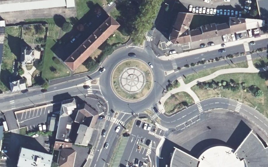 Vue aérienne du Rond-point anonyme n°53264991