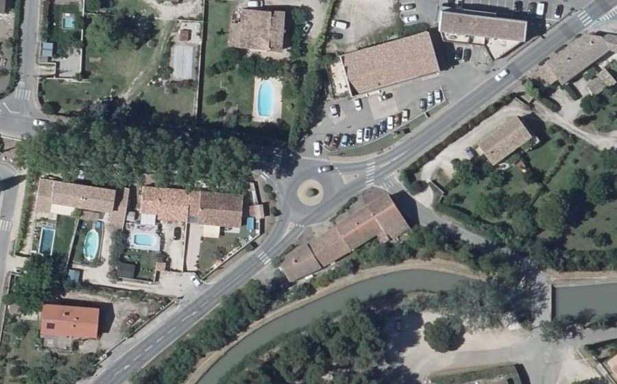 Vue aérienne du Rond-point anonyme n°53265974