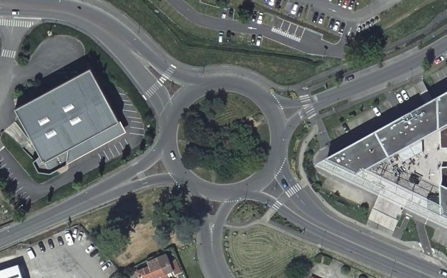 Vue aérienne du Rond-point anonyme n°53270423