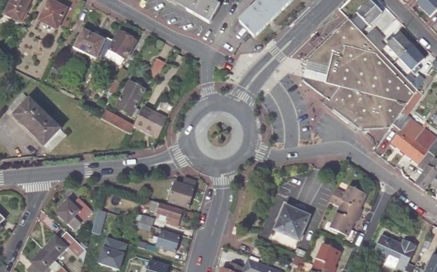 Vue aérienne du Rond-point anonyme n°53296455