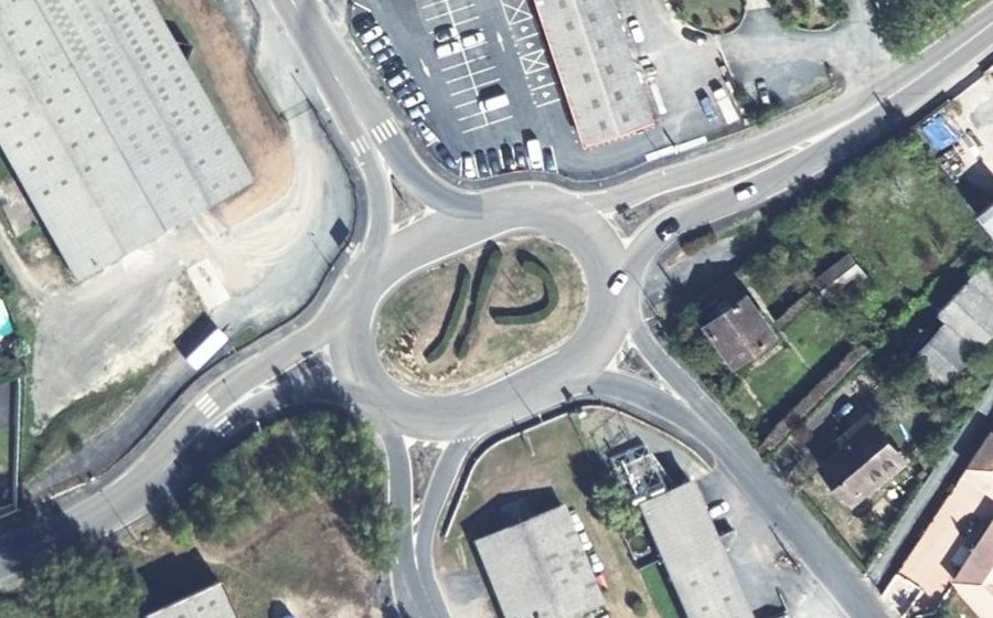 Vue aérienne du Rond-point anonyme n°53348191