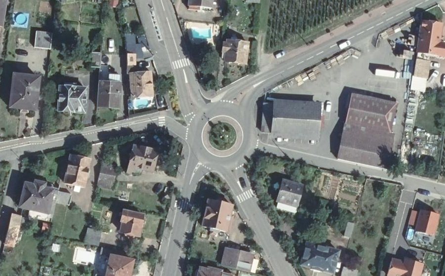 Vue aérienne du Rond-point anonyme n°53349005