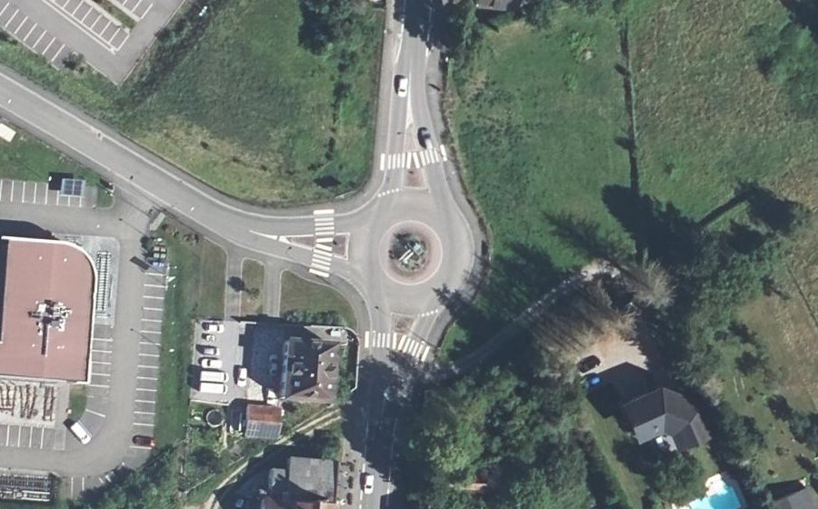 Vue aérienne du Rond-point anonyme n°533524078