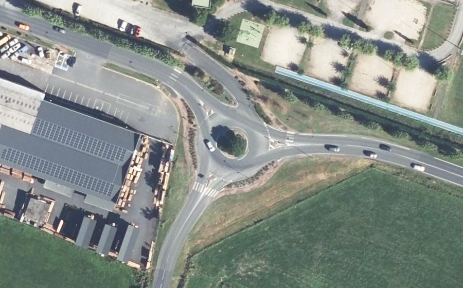 Vue aérienne du Rond-point anonyme n°53353909