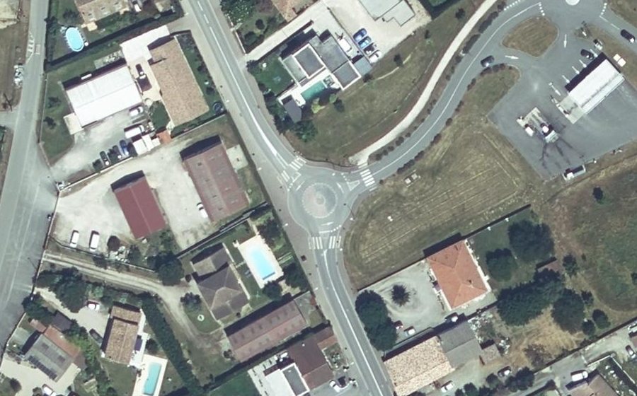 Vue aérienne du Rond-point anonyme n°533579264