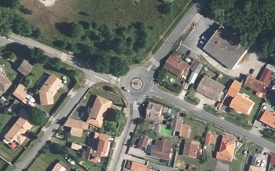 Vue aérienne du Rond-point anonyme n°533663578