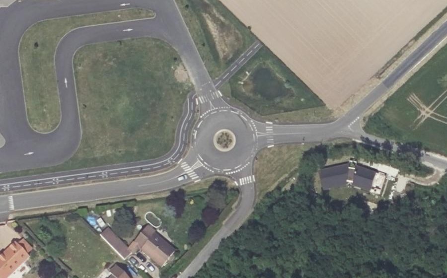 Vue aérienne du Rond-point anonyme n°533759172