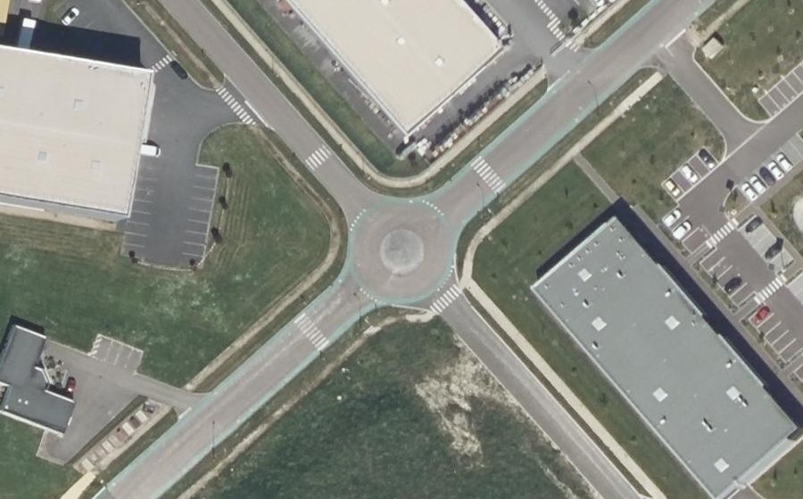 Vue aérienne du Rond-point anonyme n°533879312