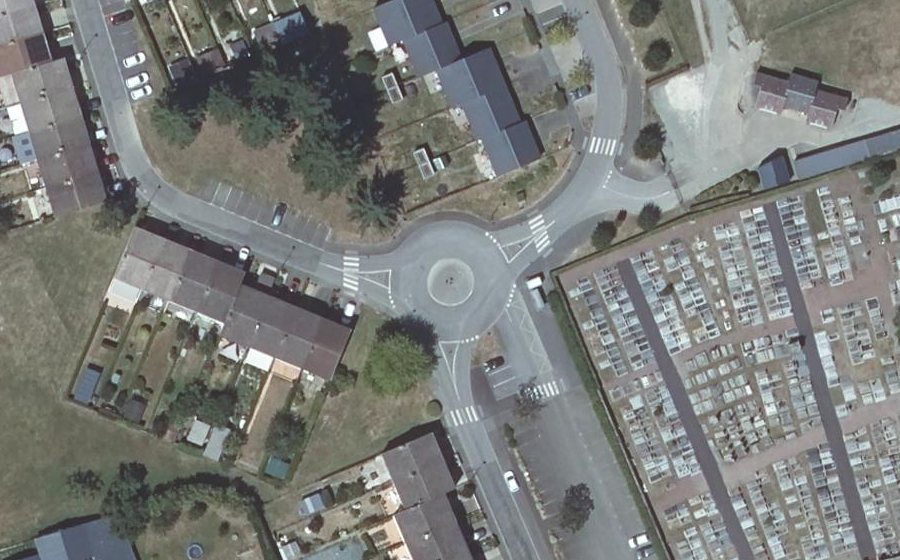 Vue aérienne du Rond-point anonyme n°533901459