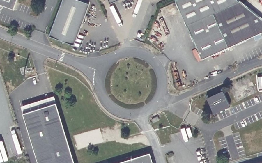 Vue aérienne du Rond-point anonyme n°53395653