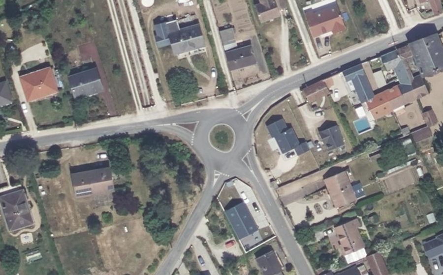 Vue aérienne du Rond-point anonyme n°53397095