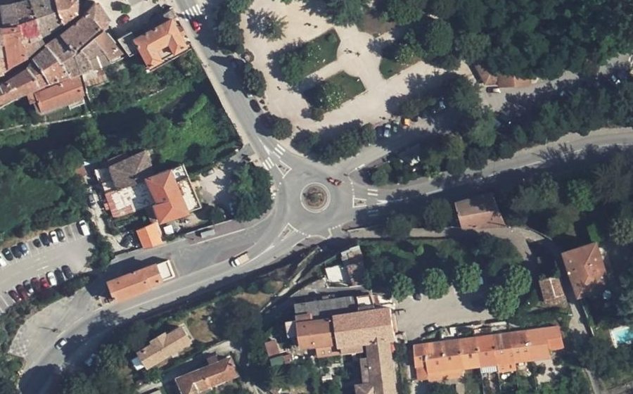 Vue aérienne du Rond-point anonyme n°534024759