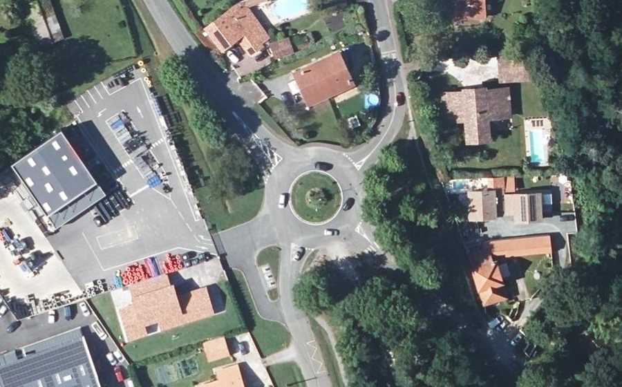 Vue aérienne du Rond-point anonyme n°53406479