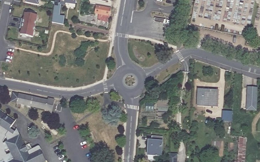 Vue aérienne du Rond-point anonyme n°53409930