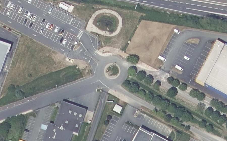Vue aérienne du Rond-point anonyme n°53417800