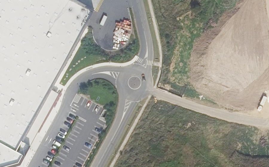 Vue aérienne du Rond-point anonyme n°534343257