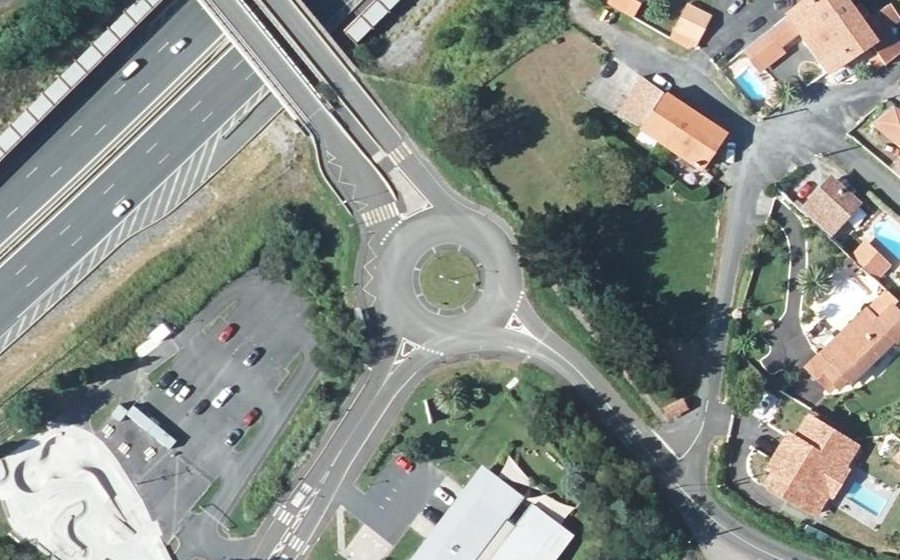 Vue aérienne du Rond-point anonyme n°53455499
