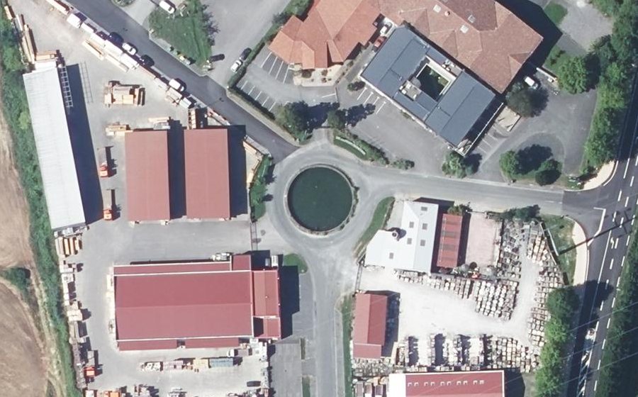 Vue aérienne du Rond-point anonyme n°53471554