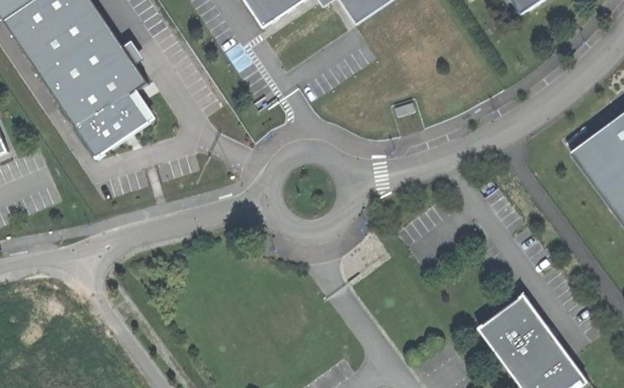 Vue aérienne du Rond-point anonyme n°53472013