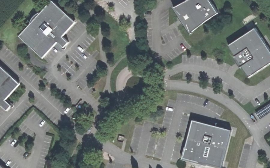 Vue aérienne du Rond-point anonyme n°53472029