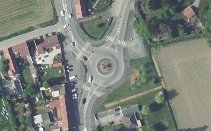 Vue aérienne du Rond-point anonyme n°53472409