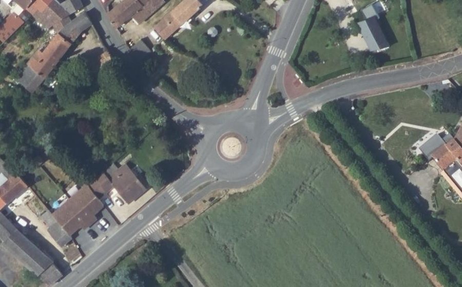 Vue aérienne du Rond-point anonyme n°53503424