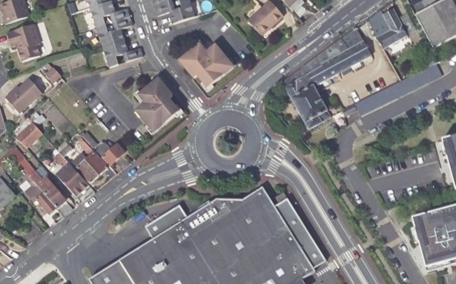 Vue aérienne du Rond-point anonyme n°53505738