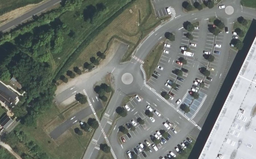 Vue aérienne du Rond-point anonyme n°535260318