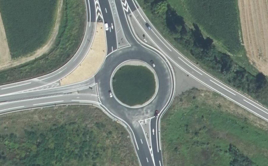 Vue aérienne du Rond-point anonyme n°535281686