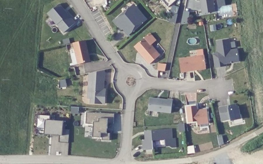 Vue aérienne du Rond-point anonyme n°535331874
