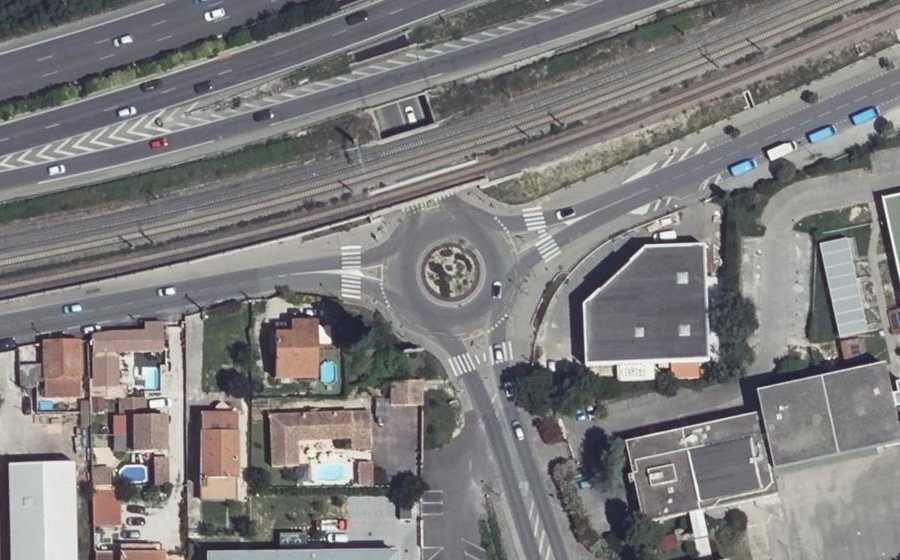 Vue aérienne du Rond-point anonyme n°53538478