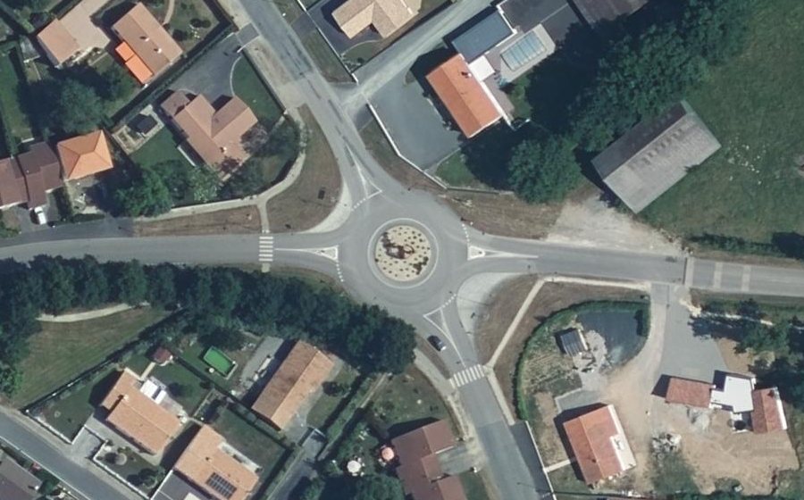 Vue aérienne du Rond-point anonyme n°535458544