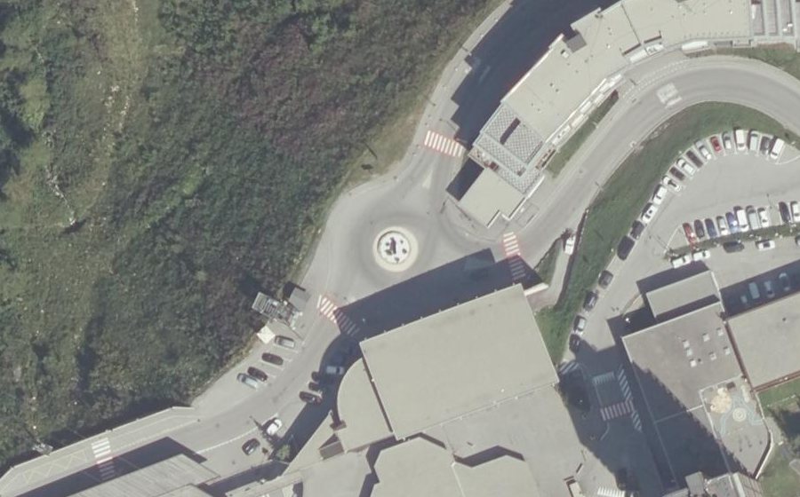 Vue aérienne du Rond-point anonyme n°53548775
