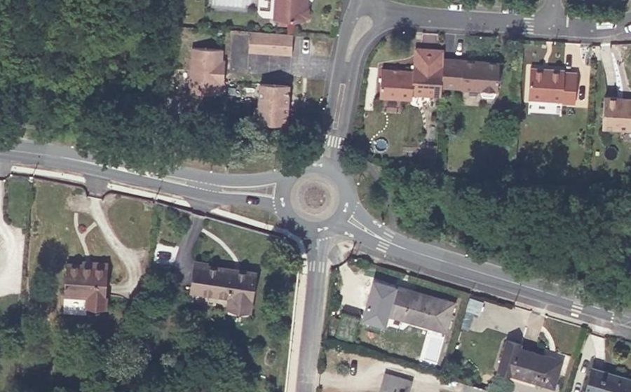 Vue aérienne du Rond-point anonyme n°53561675