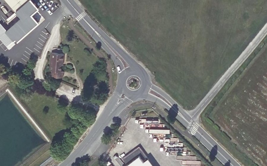 Vue aérienne du Rond-point anonyme n°53562912