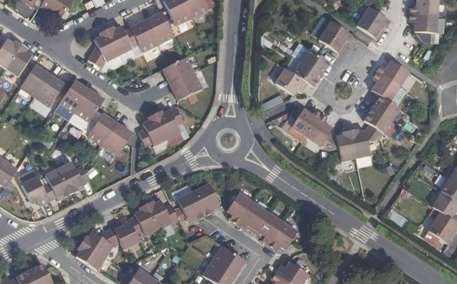 Vue aérienne du Rond-point anonyme n°53563155