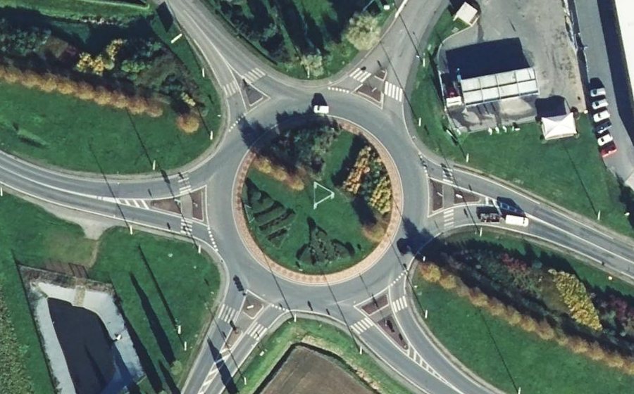 Vue aérienne du Rond-point anonyme n°53563527