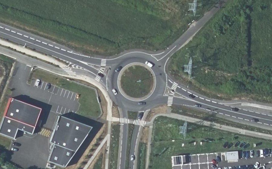 Vue aérienne du Rond-point anonyme n°53568648