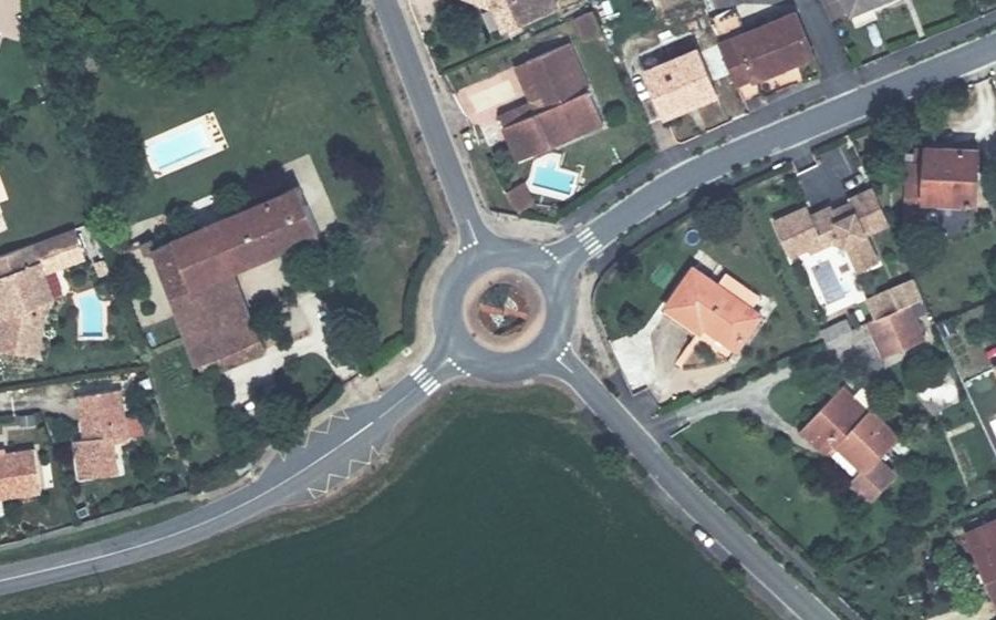 Vue aérienne du Rond-point anonyme n°53570102