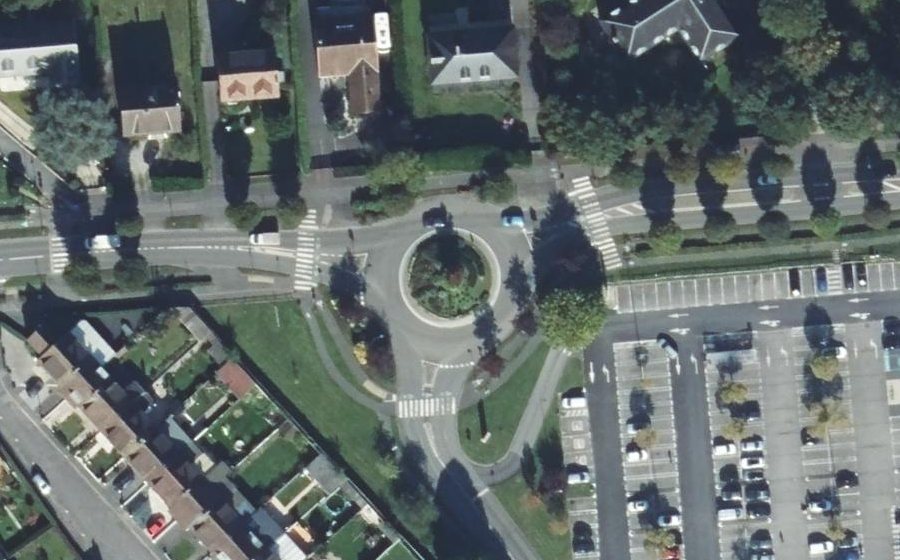 Vue aérienne du Rond-point anonyme n°53576126