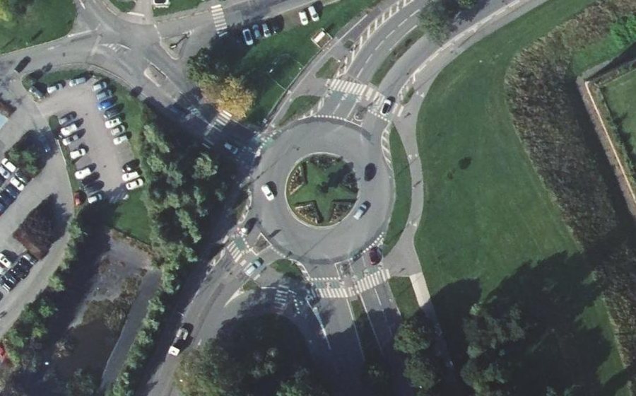 Vue aérienne du Rond-point anonyme n°53578532