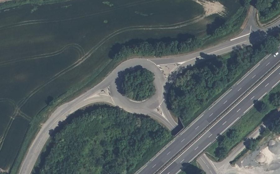 Vue aérienne du Rond-point anonyme n°53590247