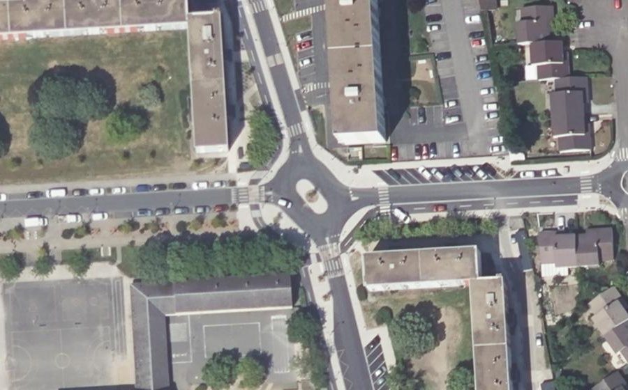 Vue aérienne du Rond-point anonyme n°53609425