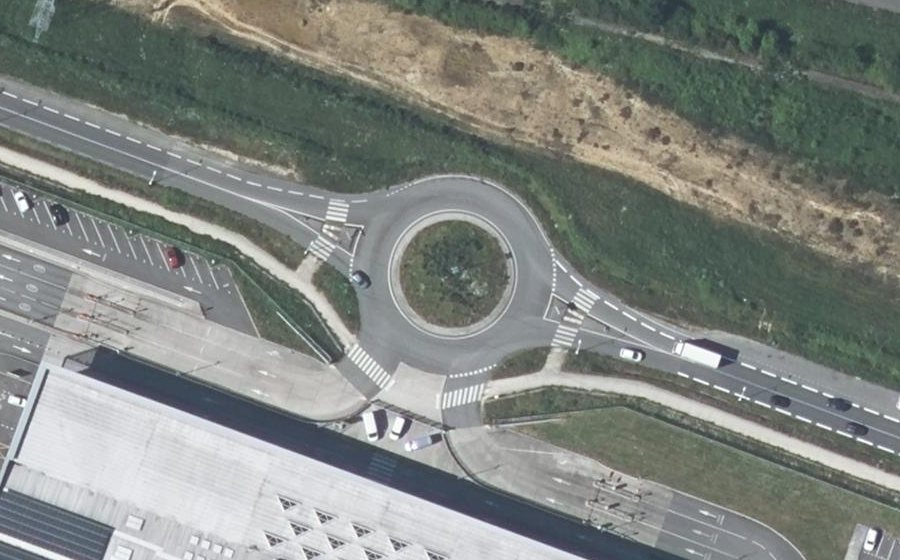 Vue aérienne du Rond-point anonyme n°536686295
