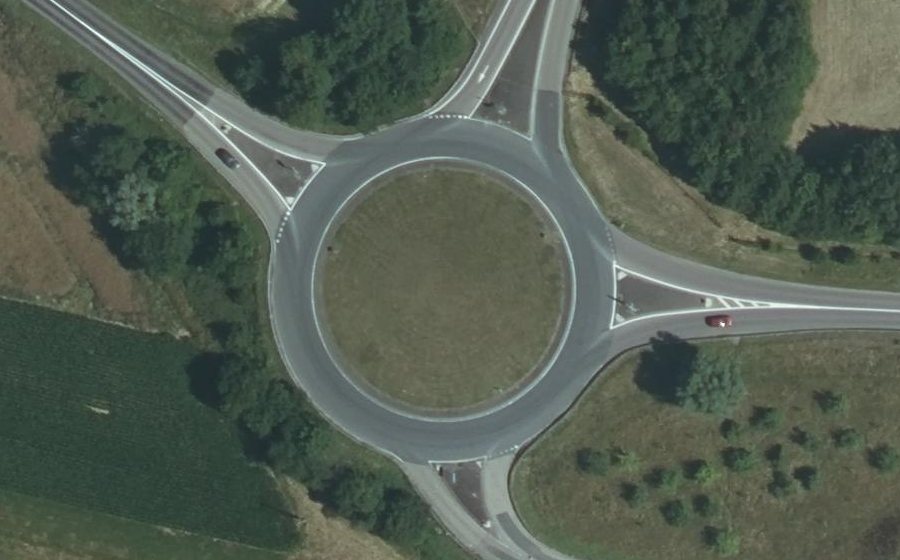 Vue aérienne du Rond-point anonyme n°53675650