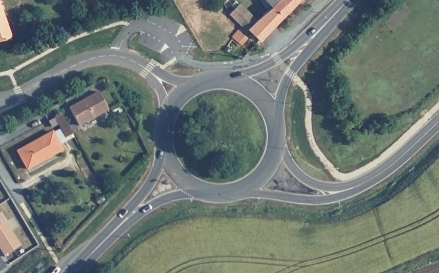 Vue aérienne du Rond-point anonyme n°53683782