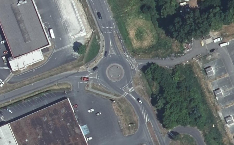 Vue aérienne du Rond-point anonyme n°537083579