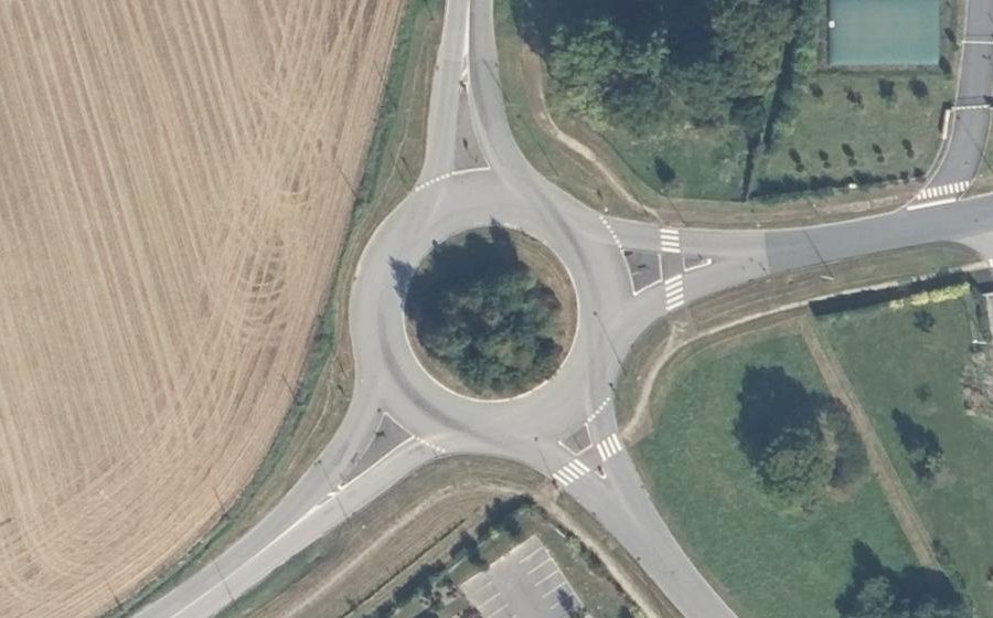 Vue aérienne du Rond-point anonyme n°53726677