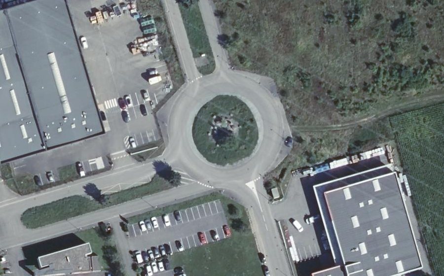 Vue aérienne du Rond-point anonyme n°53740653