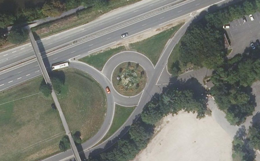 Vue aérienne du Rond-point anonyme n°53745194